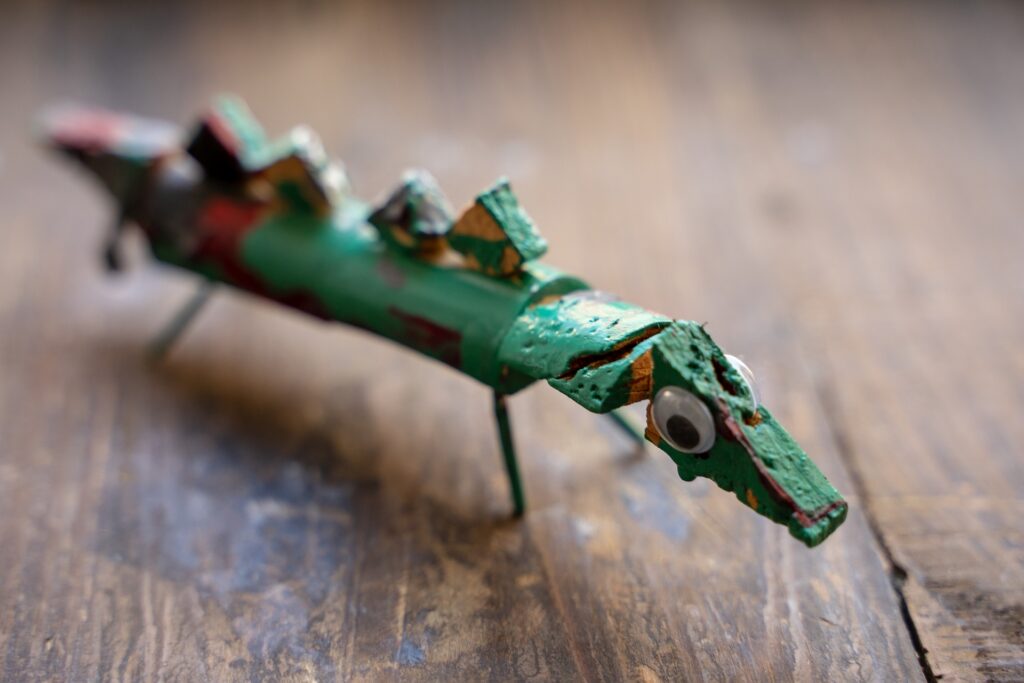 Dragon fabriqué par l'équipe de rosa upcycling